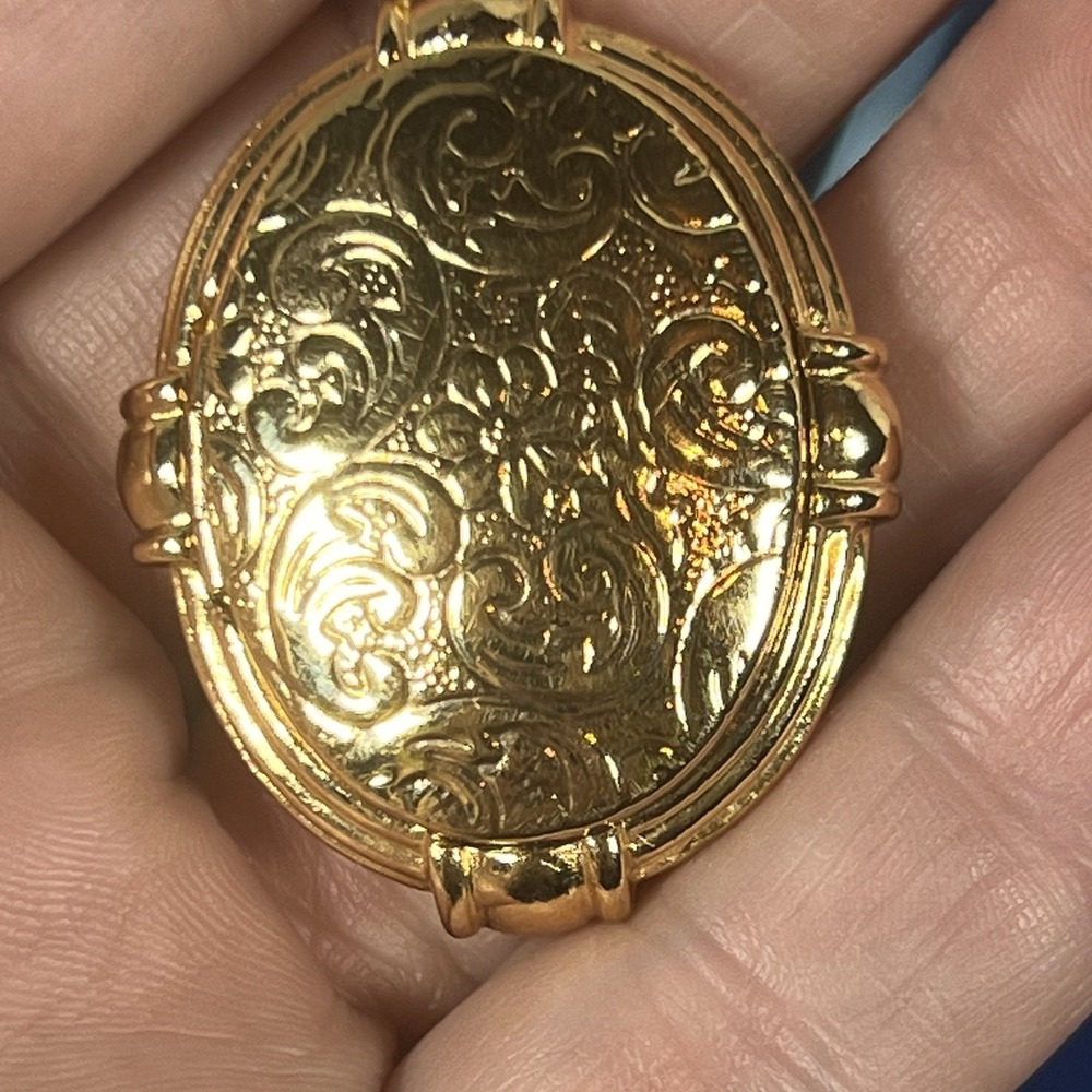 Vintage Style Gold Tone Oval Locket W/ Embossed Floral Design On 31 Inch Chain